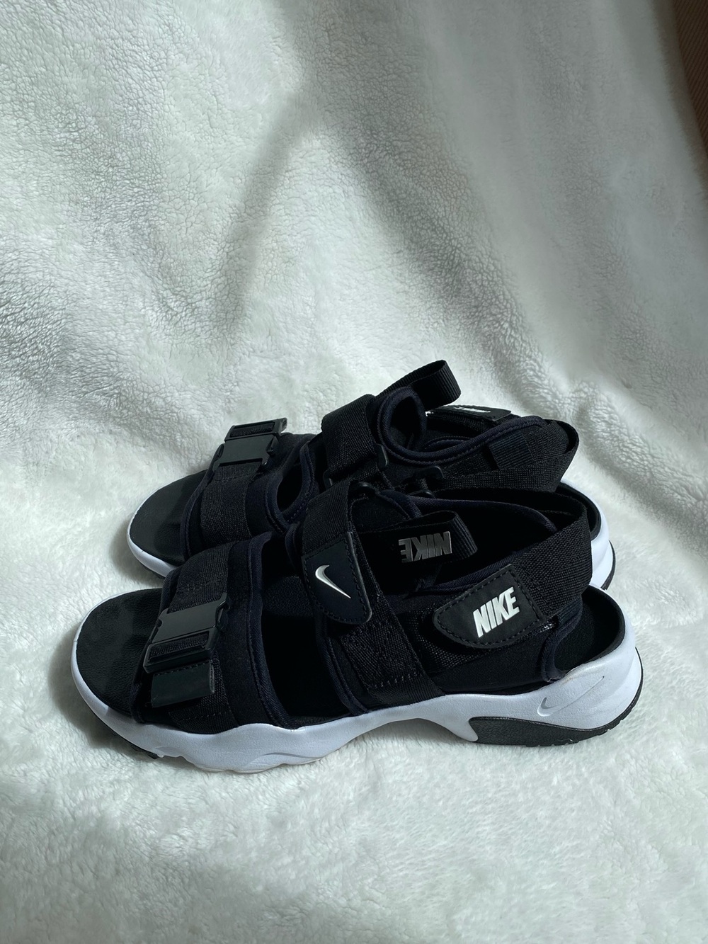 Nike Canyon Sandals Women's Size 7 Strapped Open Toe Sandal Black White